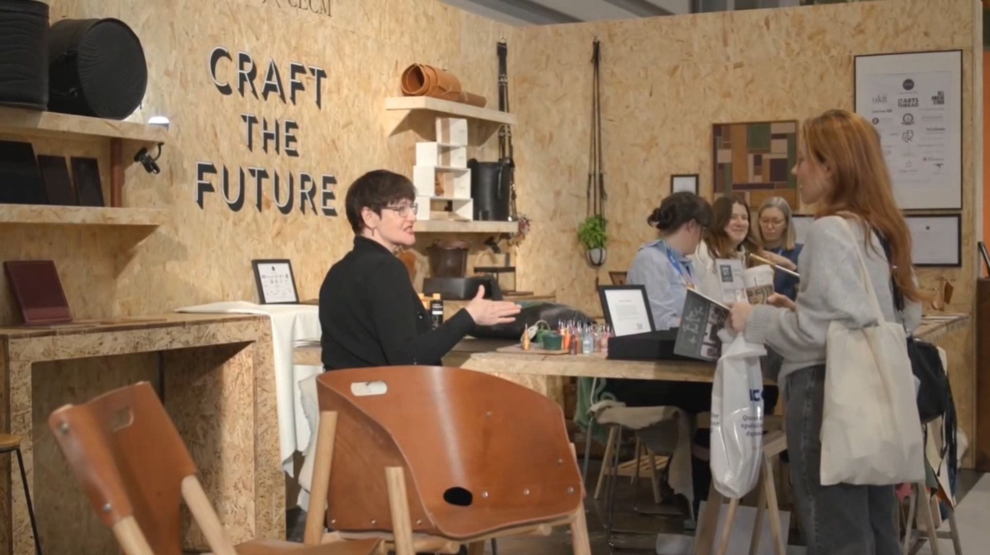 上海展會(huì)設(shè)計(jì)搭建中如何選擇創(chuàng)意展示家具